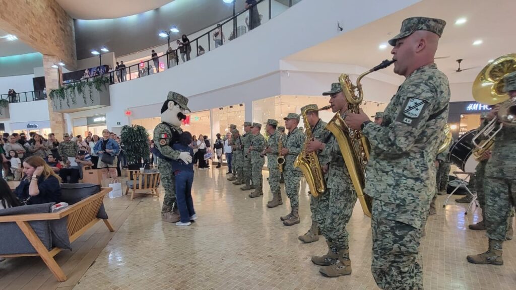 Momento en el que la botarga devuelve abrazo a un niño 