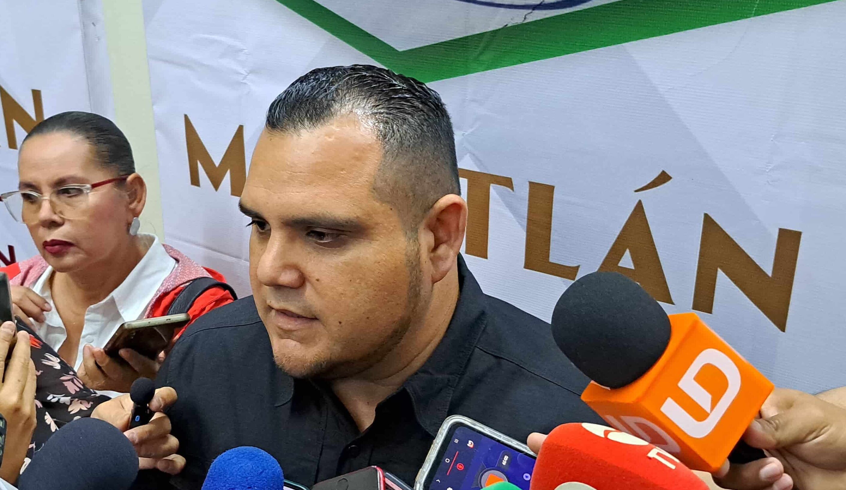 Jaime Othoniel con medios de prensa