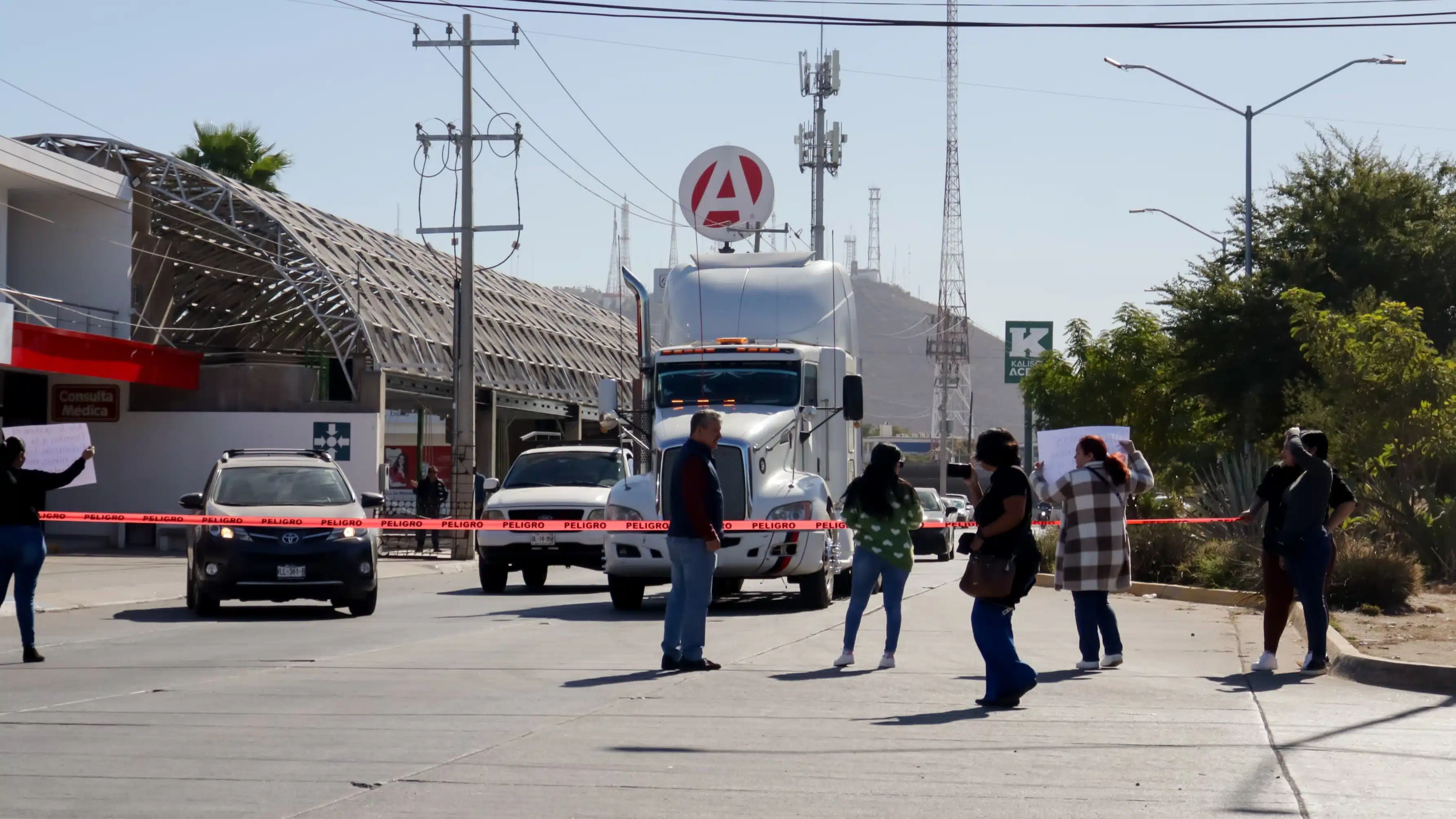 Padres y madres de familia se manifiestan en Los Mochis