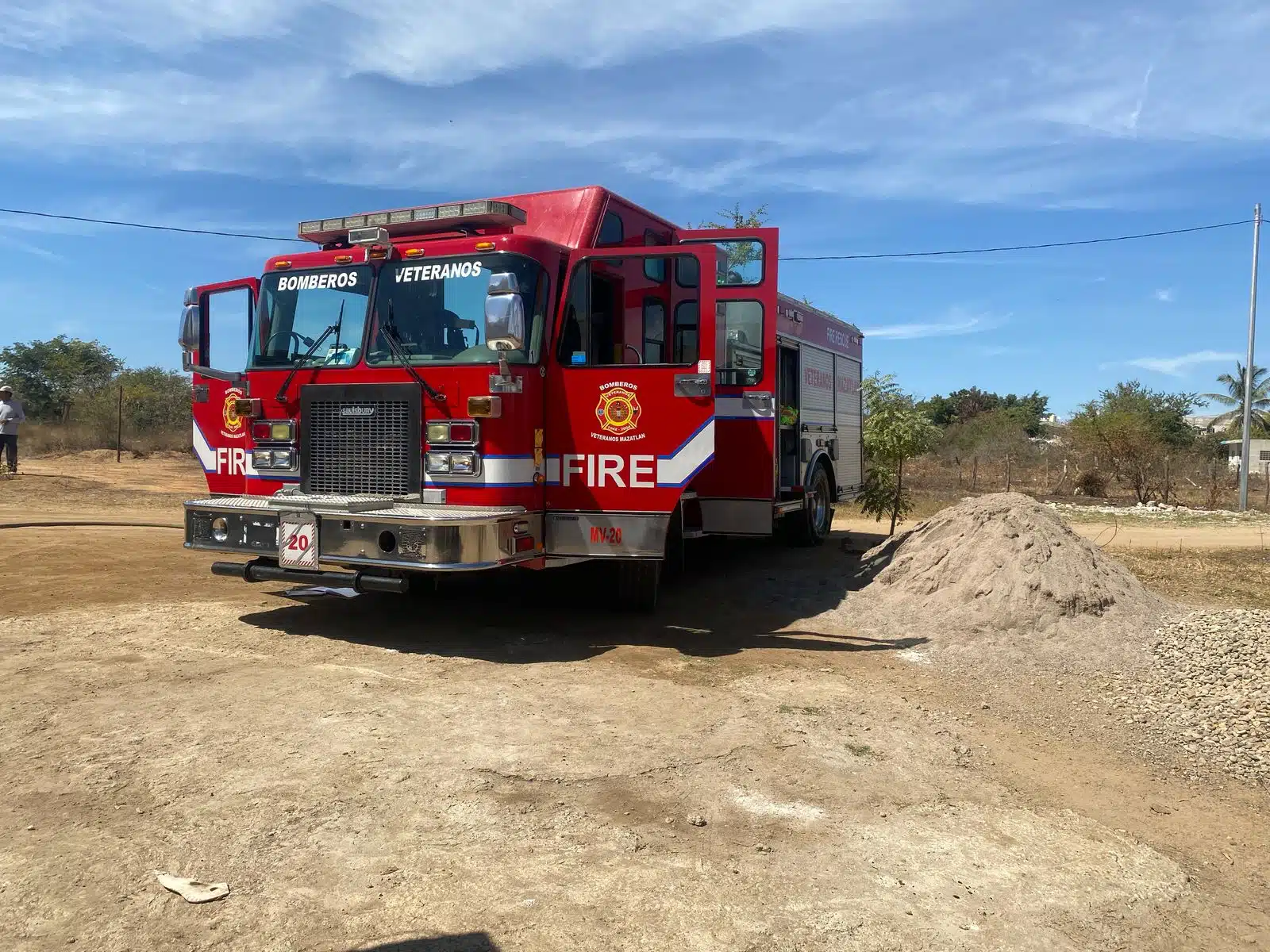 Camión de Bomberos Veteranos Mazatlán en el lugar del incendio del vehículo.