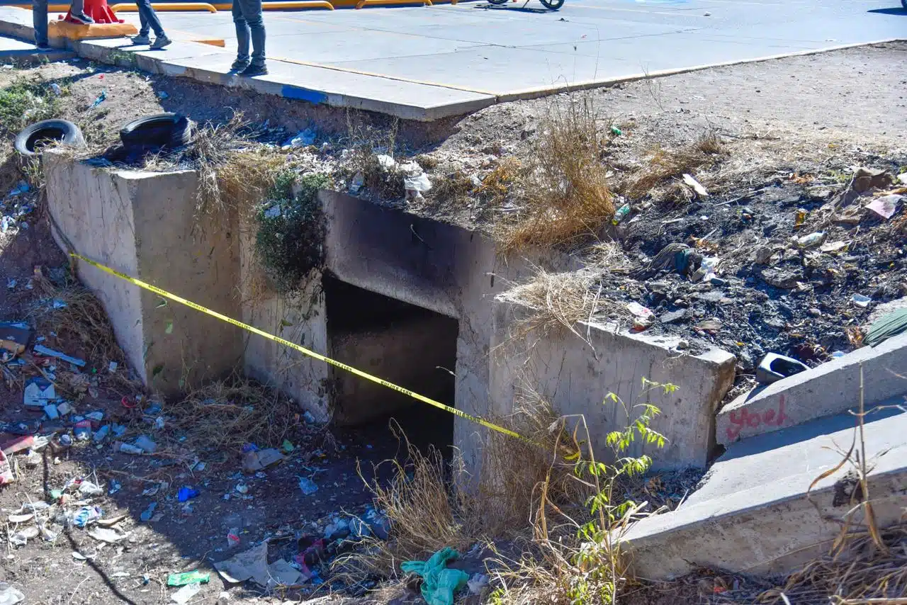 Canal pluvial vandalizado en Los Mochis. Ahora deberán demoler el canal pluvial y hacer un tubo de concreto para que no sea víctima de futuros actos de vandalismo.