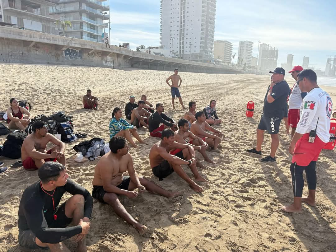 Actividad para certificar cuerpos de seguridad en la playa de Mazatlán