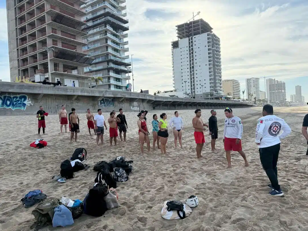 Actividad para certificar cuerpos de seguridad en la playa de Mazatlán