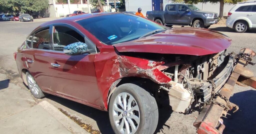 Uno de los coches afectados en este accidente ubicado en Mochis, Sin