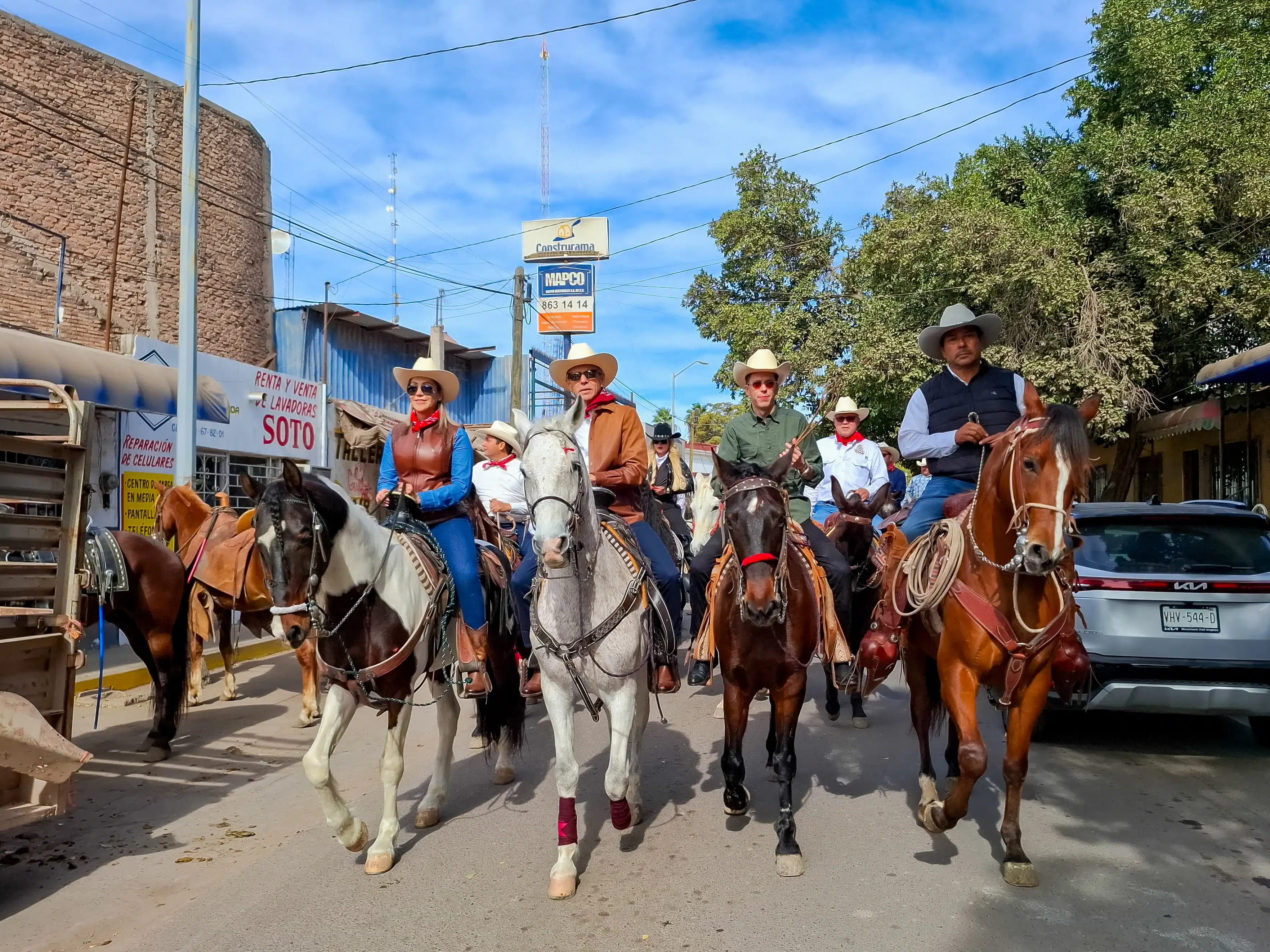 Fotos de los residentes muy encantados con su evento de la cabalgata.