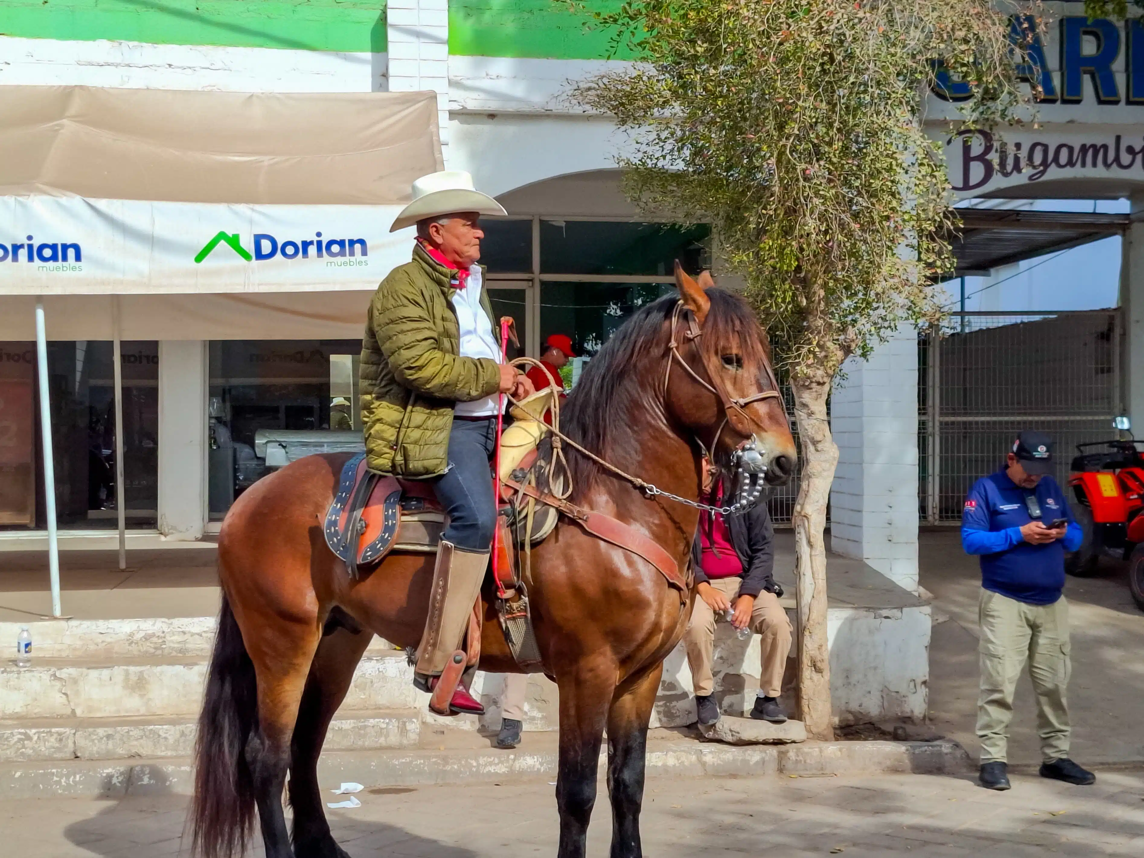 Fotos de los residentes muy encantados con su evento de la cabalgata.