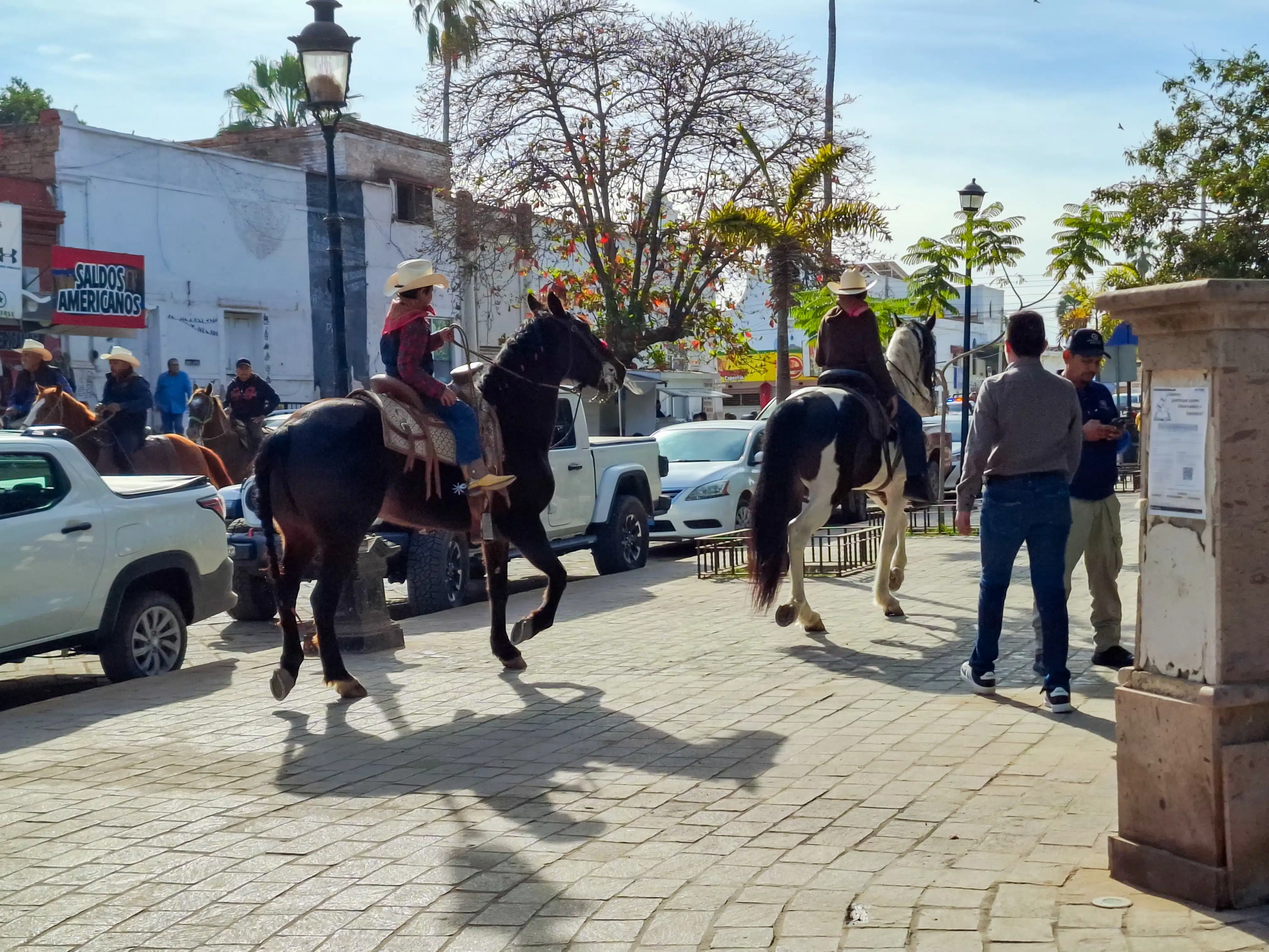 Fotos de los residentes muy encantados con su evento de la cabalgata.