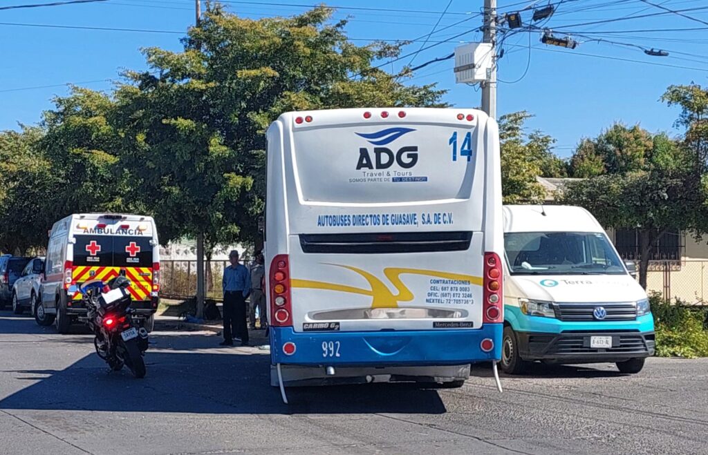 Camión de la ruta Ocoroni-Estación Naranjo choca contra una vagoneta en Los Mochis