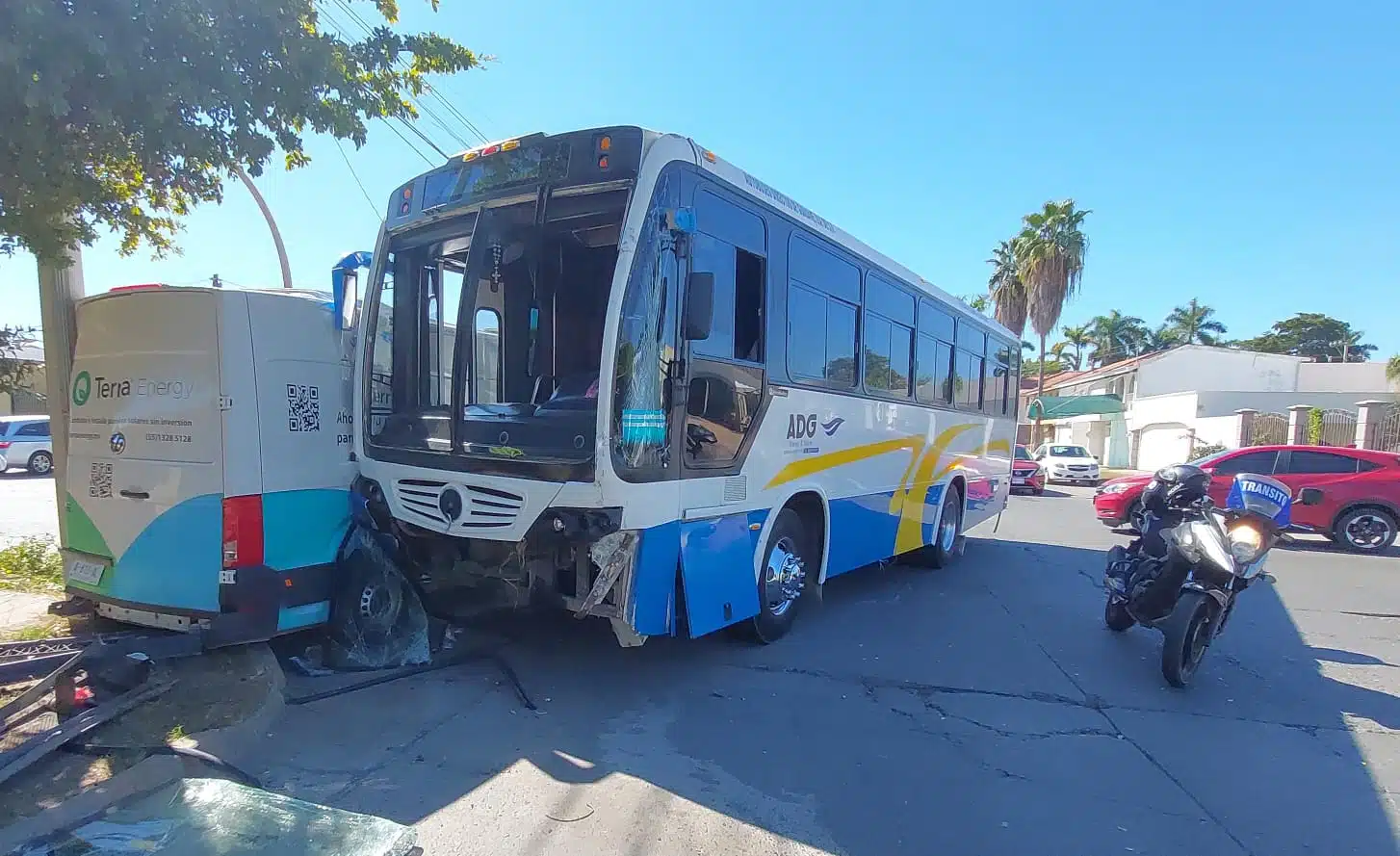 Camión de la ruta Ocoroni-Estación Naranjo choca contra una vagoneta en Los Mochis