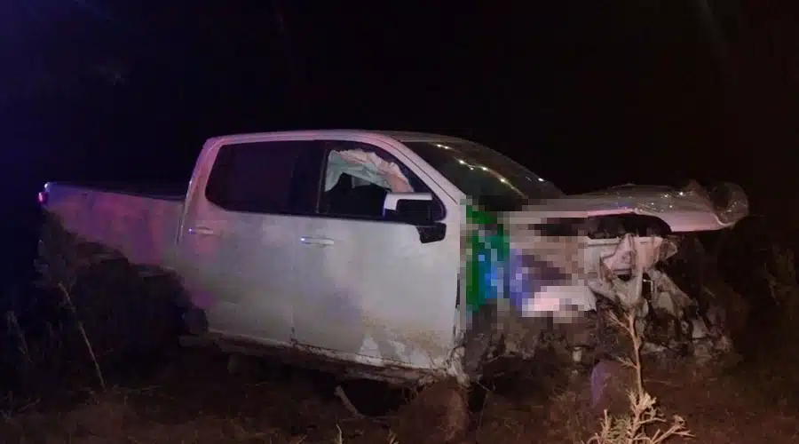 Camioneta con daños tras caer al fondo de un canal