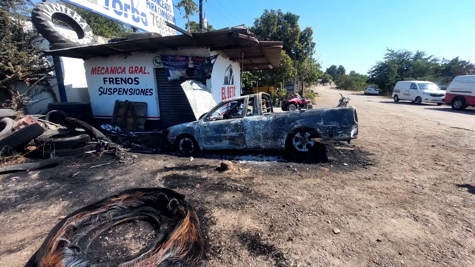 Camioneta incendiada junto al taller que presentó impactos de arma de fuego.