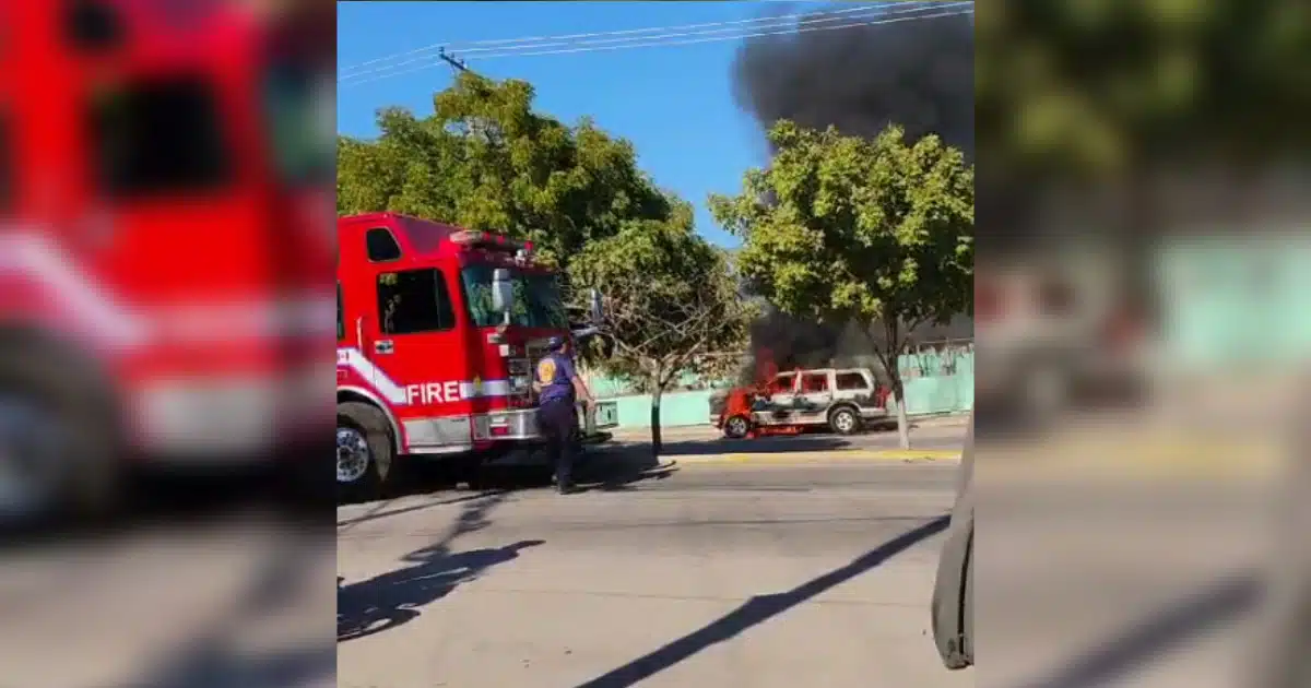 Bomberos Mazatlán arribando al lugar donde se incendiaba la unidad.