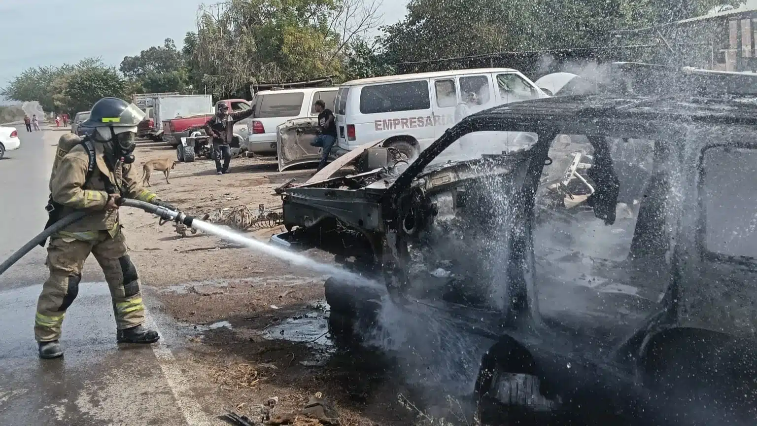 Bombero termina de sofocar el fuego en camioneta incendiada