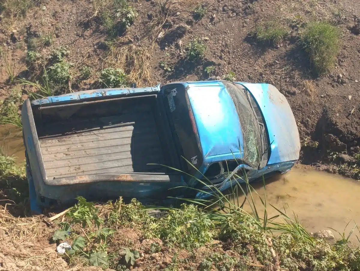 Se salió del camino: camioneta cae a un dren en Guasave y conductor resulta lesionado