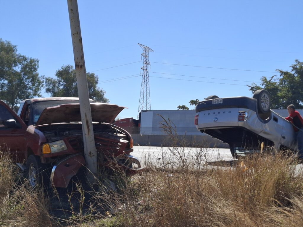 Camionetas volcadas tras chocar en carretera