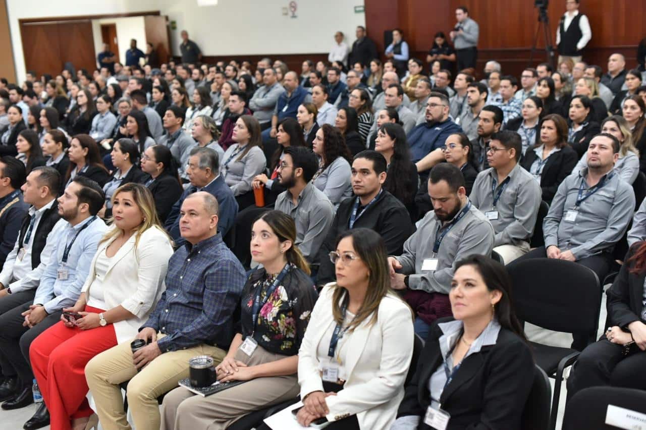 Empleados de la ASE en la disertación denominada “La Autoestima para el Desarrollo Laboral”.