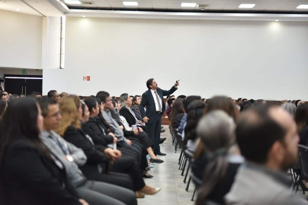 Empleados de la ASE en la disertación denominada “La Autoestima para el Desarrollo Laboral”.