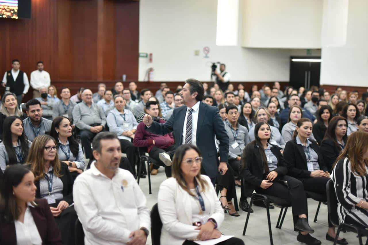 Empleados de la ASE en la disertación denominada “La Autoestima para el Desarrollo Laboral”.