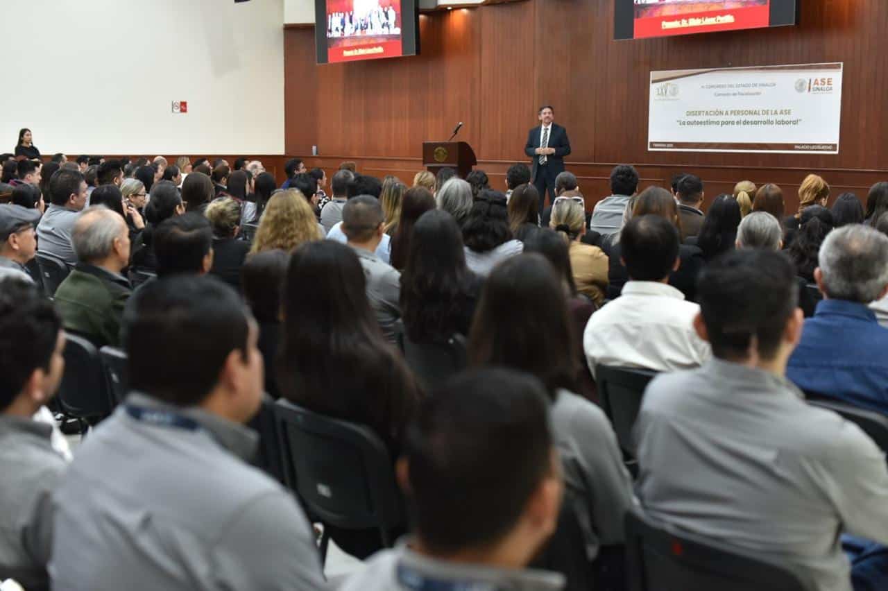 Empleados de la ASE en la disertación denominada “La Autoestima para el Desarrollo Laboral”.