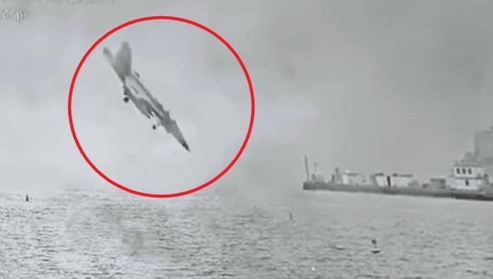 Captan el momento en que un avión militar cayó en las costas de San Diego