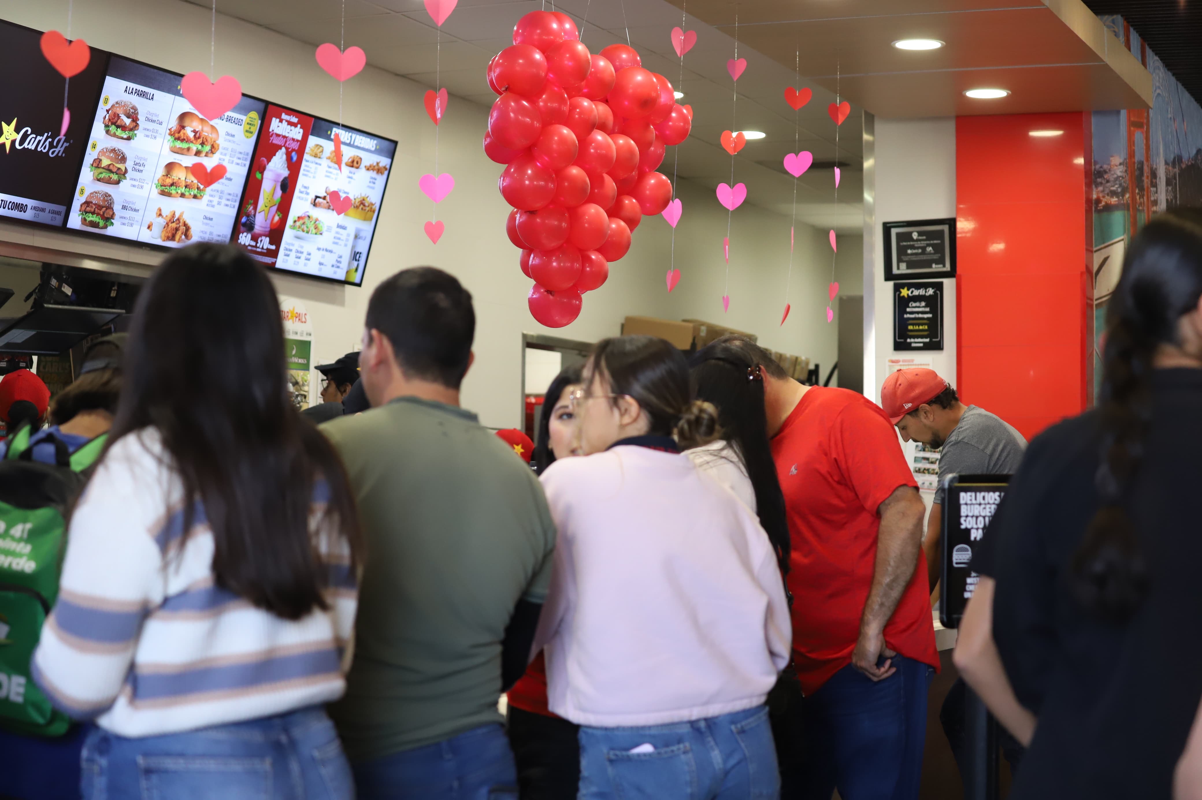 Clientes de Carl's Jr en San Valentín