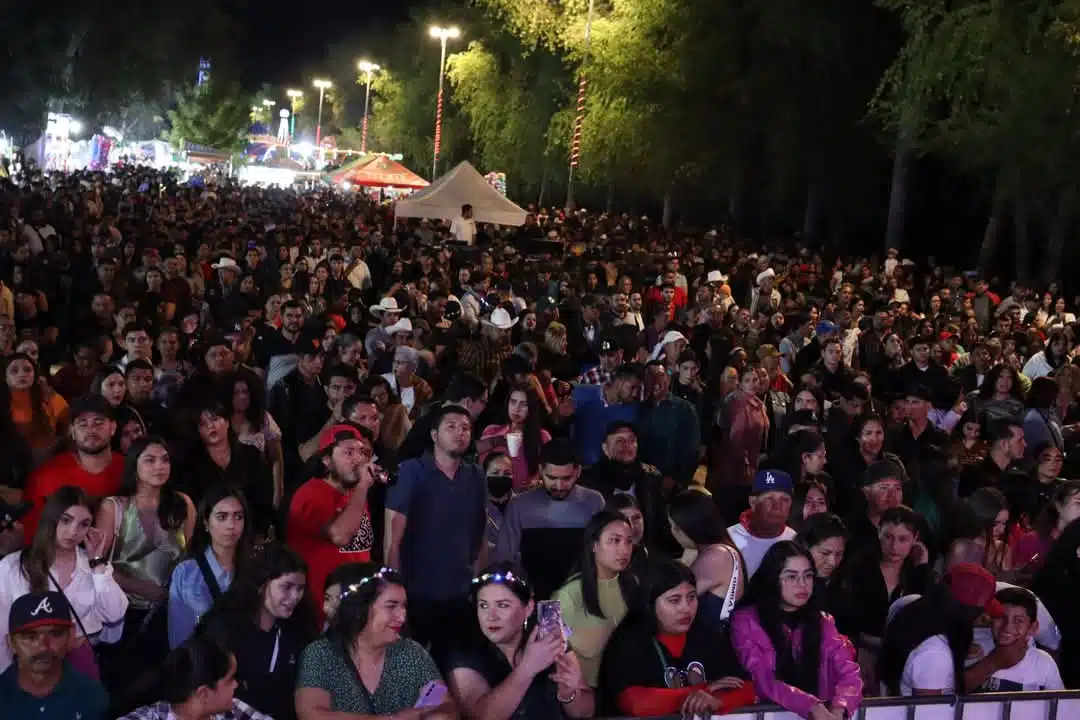 Artistas presentándose en el Carnaval de Sinaloa de Leyva.