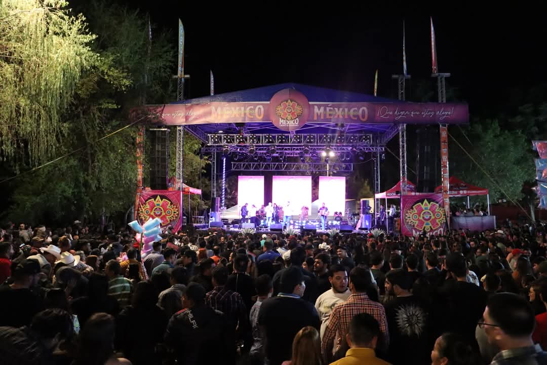 Artistas presentándose en el Carnaval de Sinaloa de Leyva.