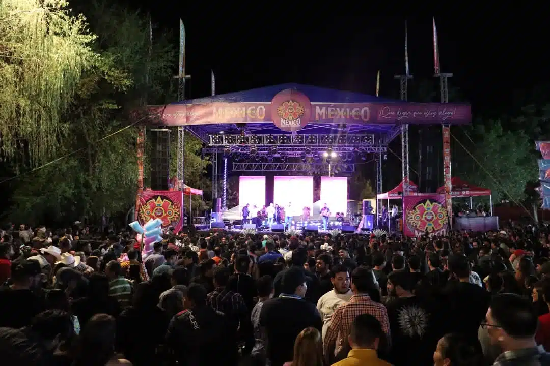 Artistas presentándose en el Carnaval de Sinaloa de Leyva.