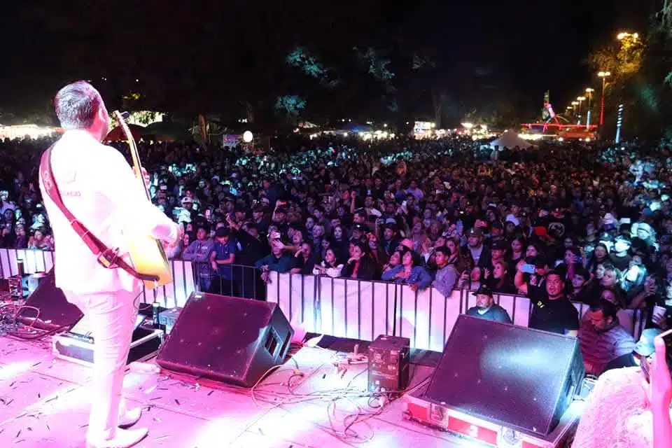 Artistas presentándose en el Carnaval de Sinaloa de Leyva.