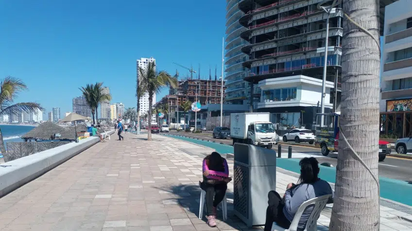 Personas apartan lugares para el desfile del Carnaval de Mazatlán