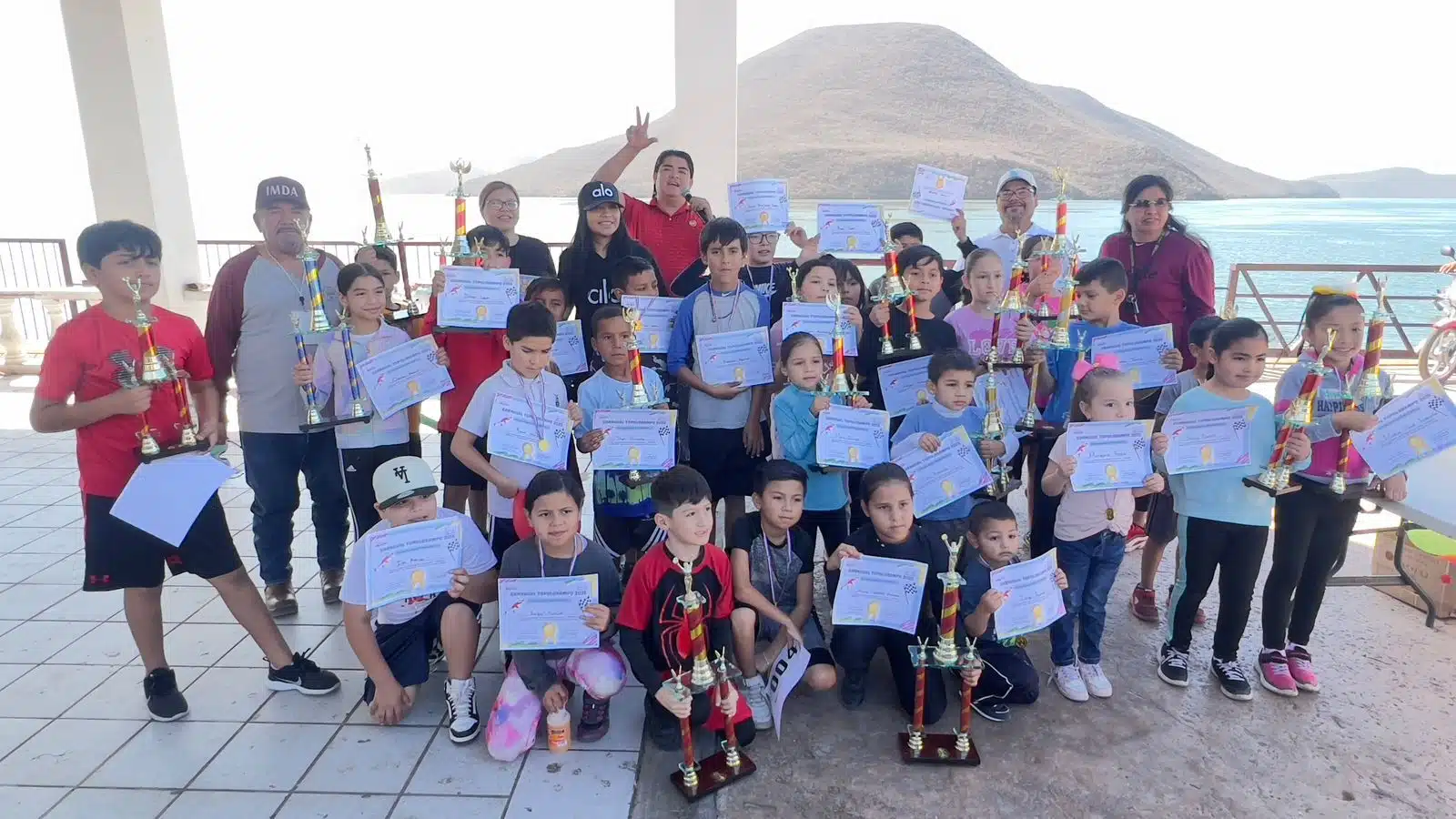 Niños con sus reconocimientos por participar en la primera carrera pedestre del Carnaval de Topolobampo.