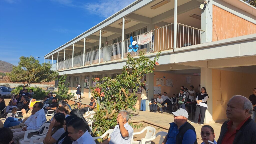 Celebran “Lunes Cívico” en secundaria de Mazatlán