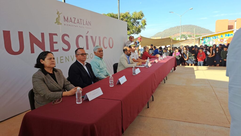 Celebran “Lunes Cívico” en secundaria de Mazatlán