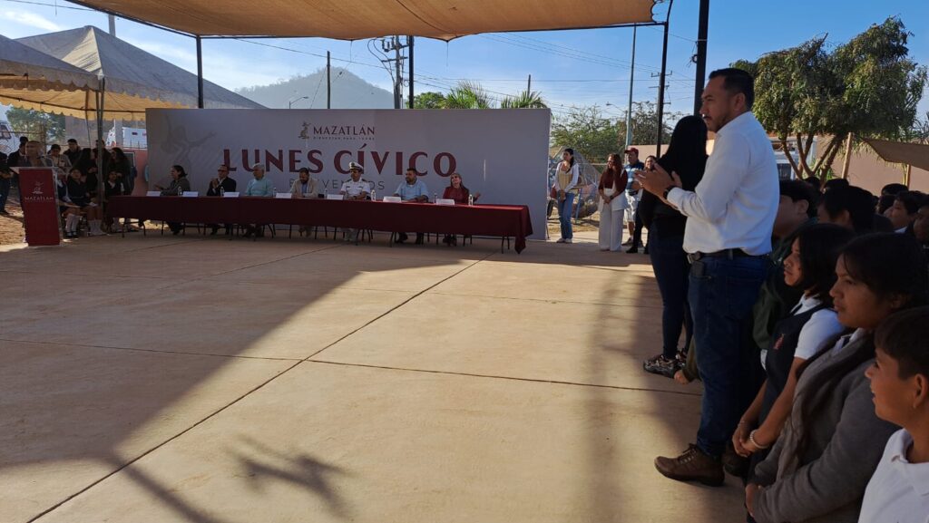 Celebran “Lunes Cívico” en secundaria de Mazatlán