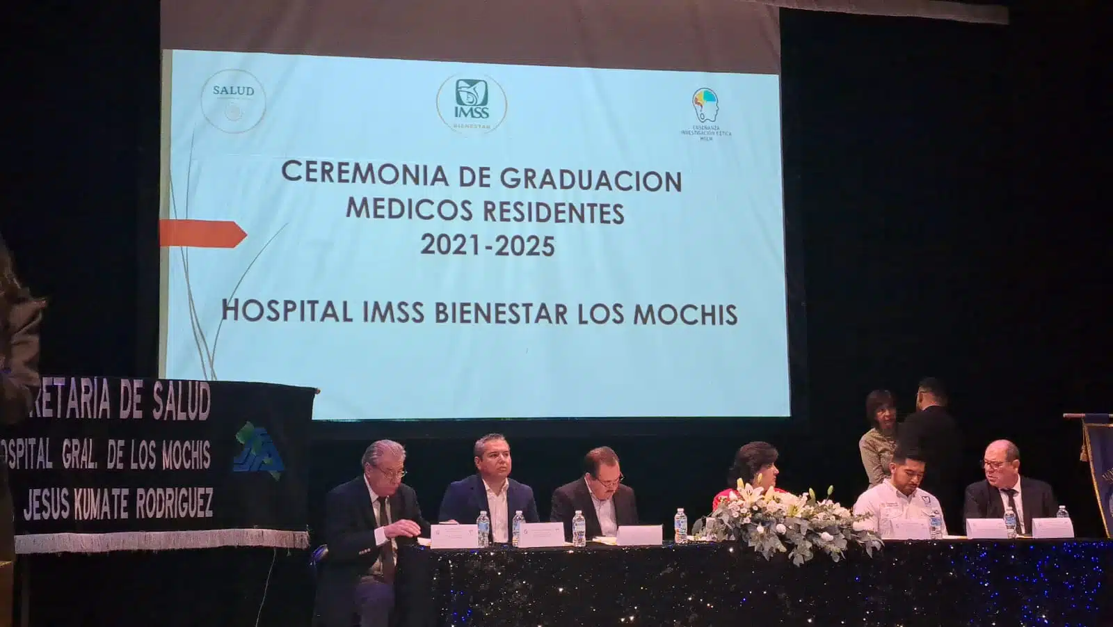 29 residentes médicos tuvieron su ceremonia de graduación en el teatro del Seguro Social.