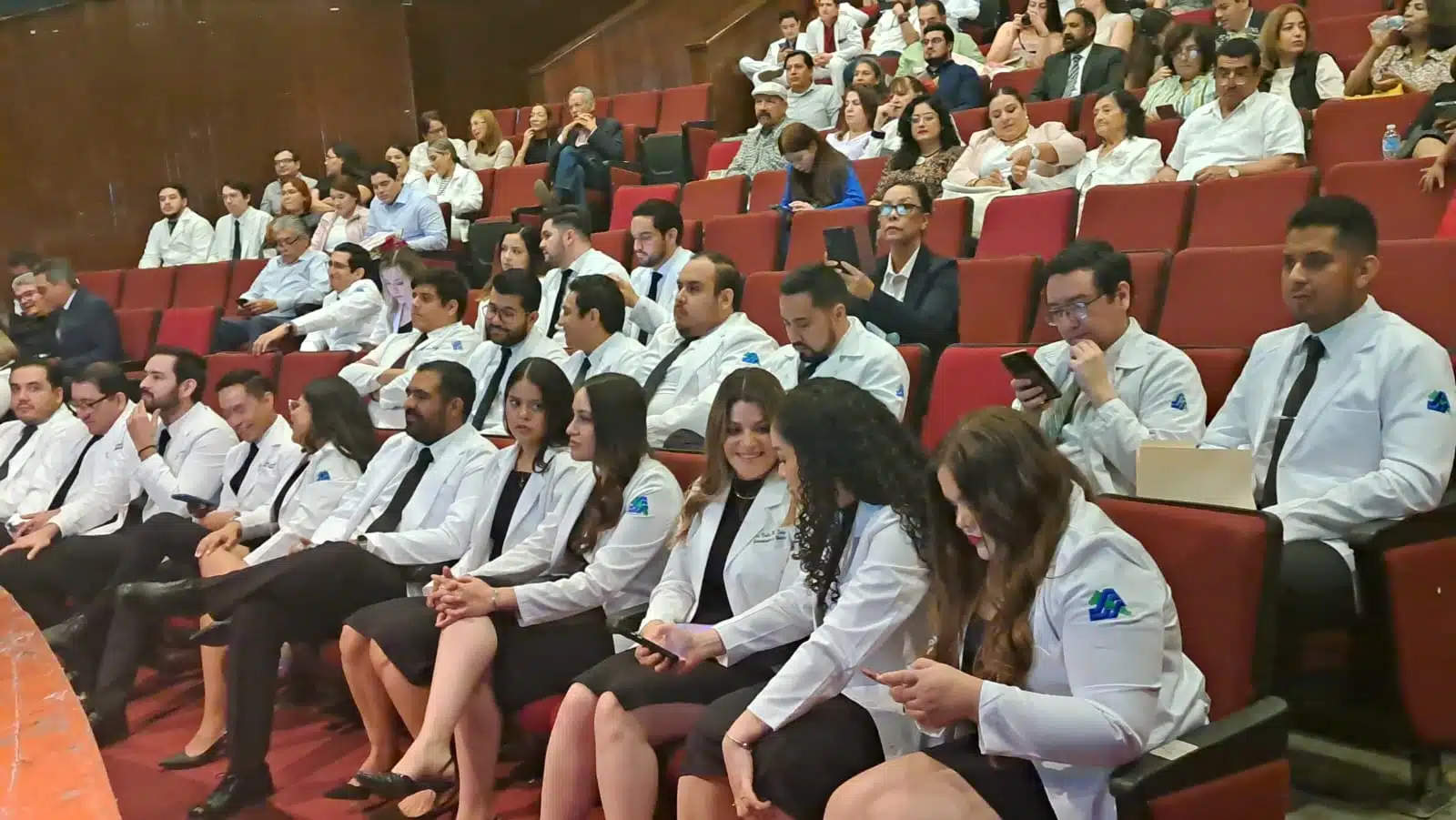 29 residentes médicos tuvieron su ceremonia de graduación en el teatro del Seguro Social.