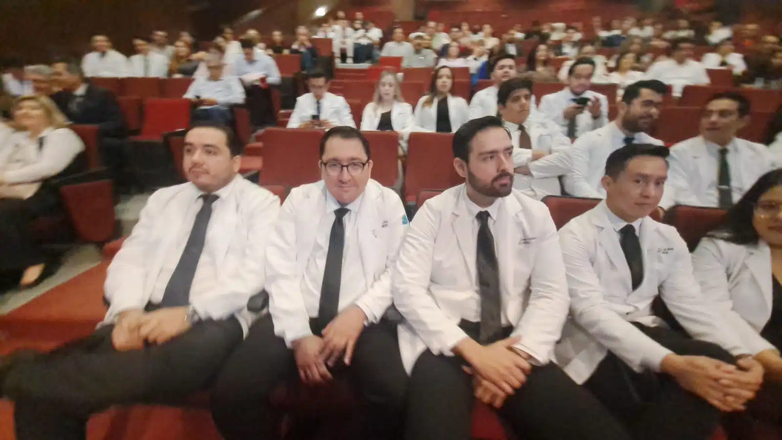 29 residentes médicos tuvieron su ceremonia de graduación en el teatro del Seguro Social.