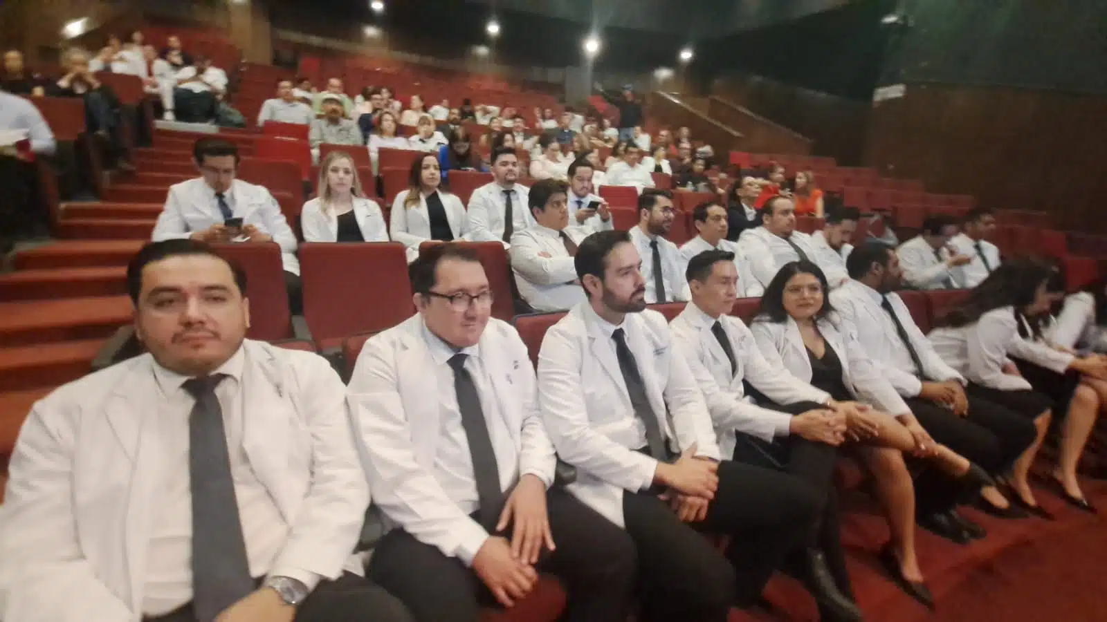 29 residentes médicos tuvieron su ceremonia de graduación en el teatro del Seguro Social.