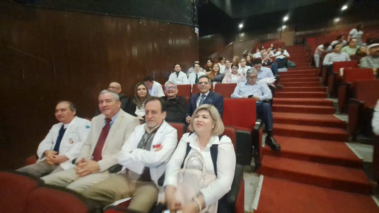 29 residentes médicos tuvieron su ceremonia de graduación en el teatro del Seguro Social.