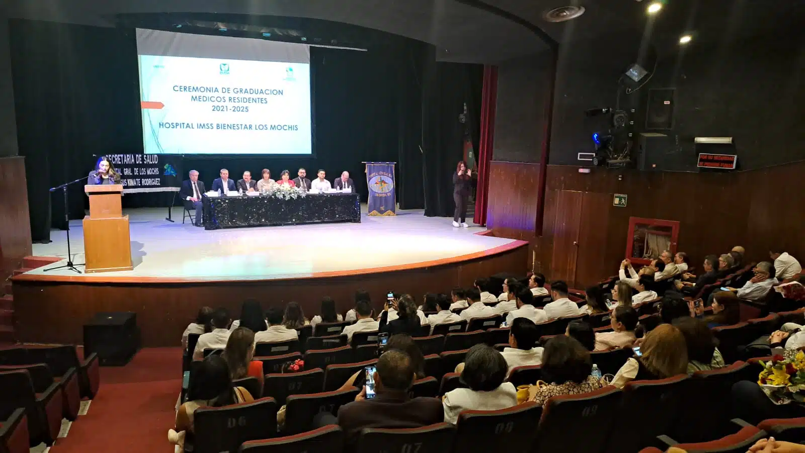 Ceremonia de graduación de médicos residentes del Hospital General de Los Mochis.