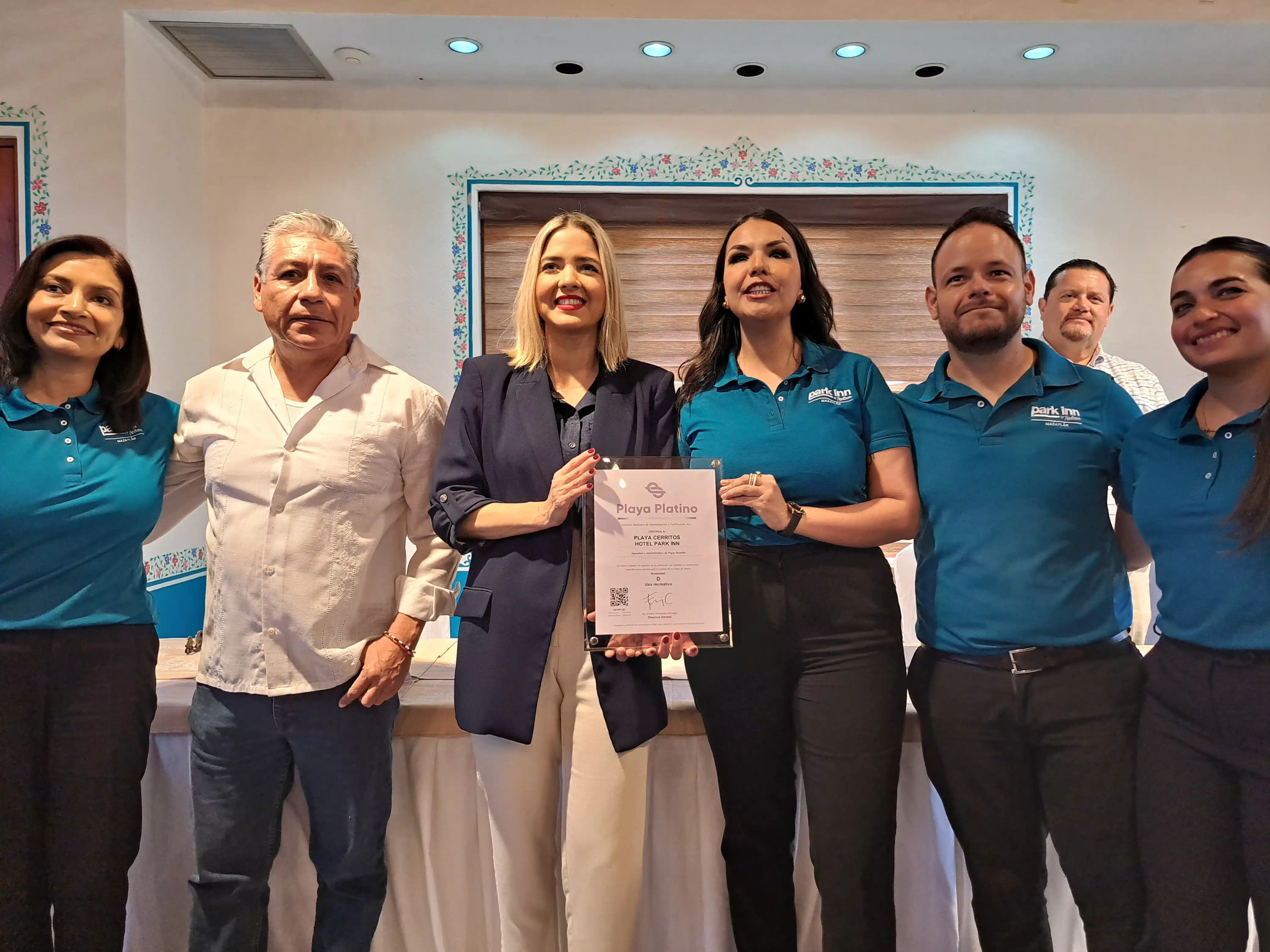 Entrega de certificaciones a playas de Mazatlán