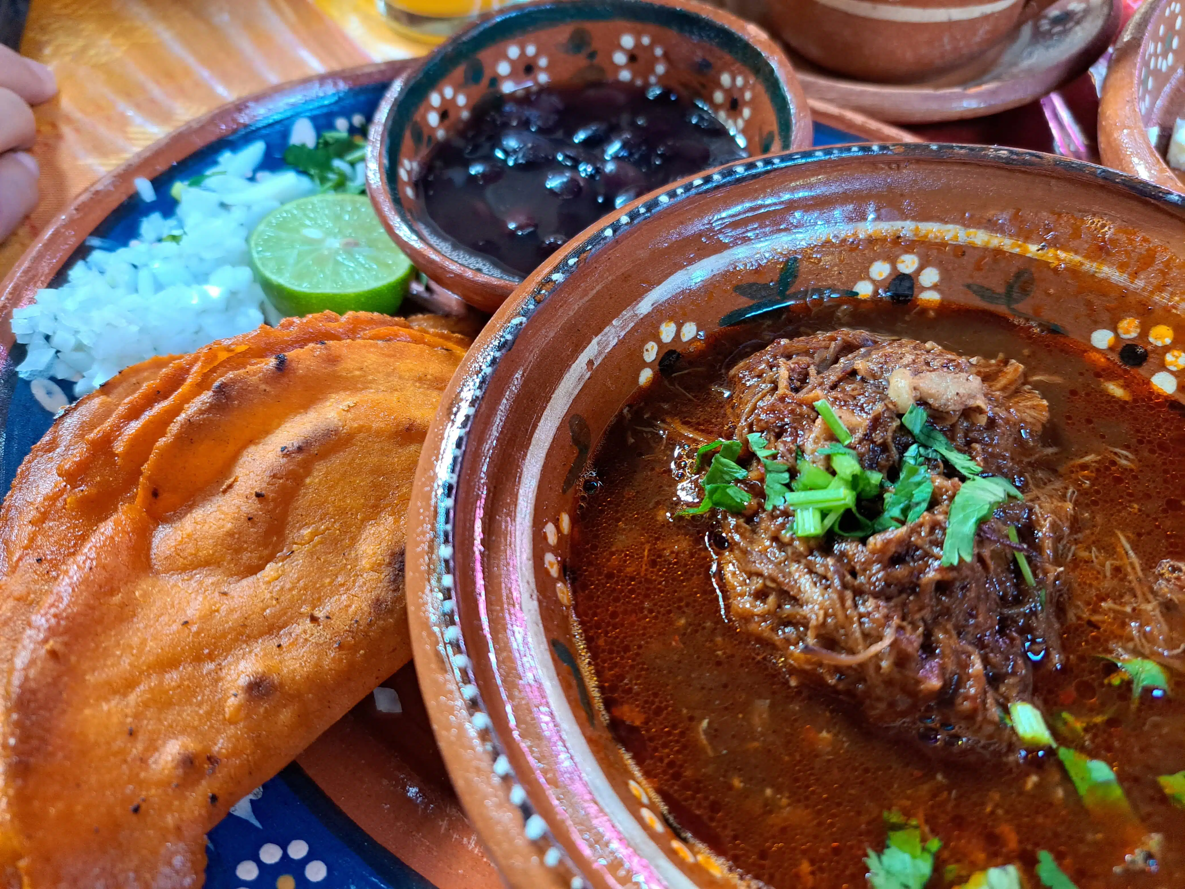 Birria de short rib ahumado, braseada y cocinada en cerveza oscura con un toque de hierbas frescas.