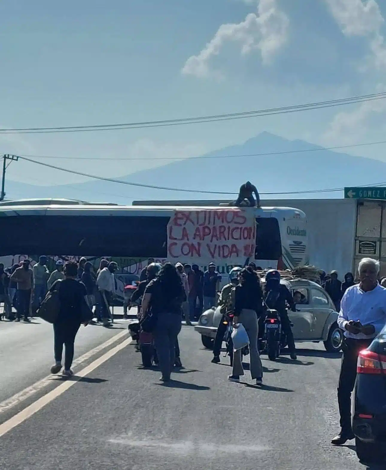 Con bloqueo carretero exigen búsqueda de comuneros desaparecidos en Michoacán