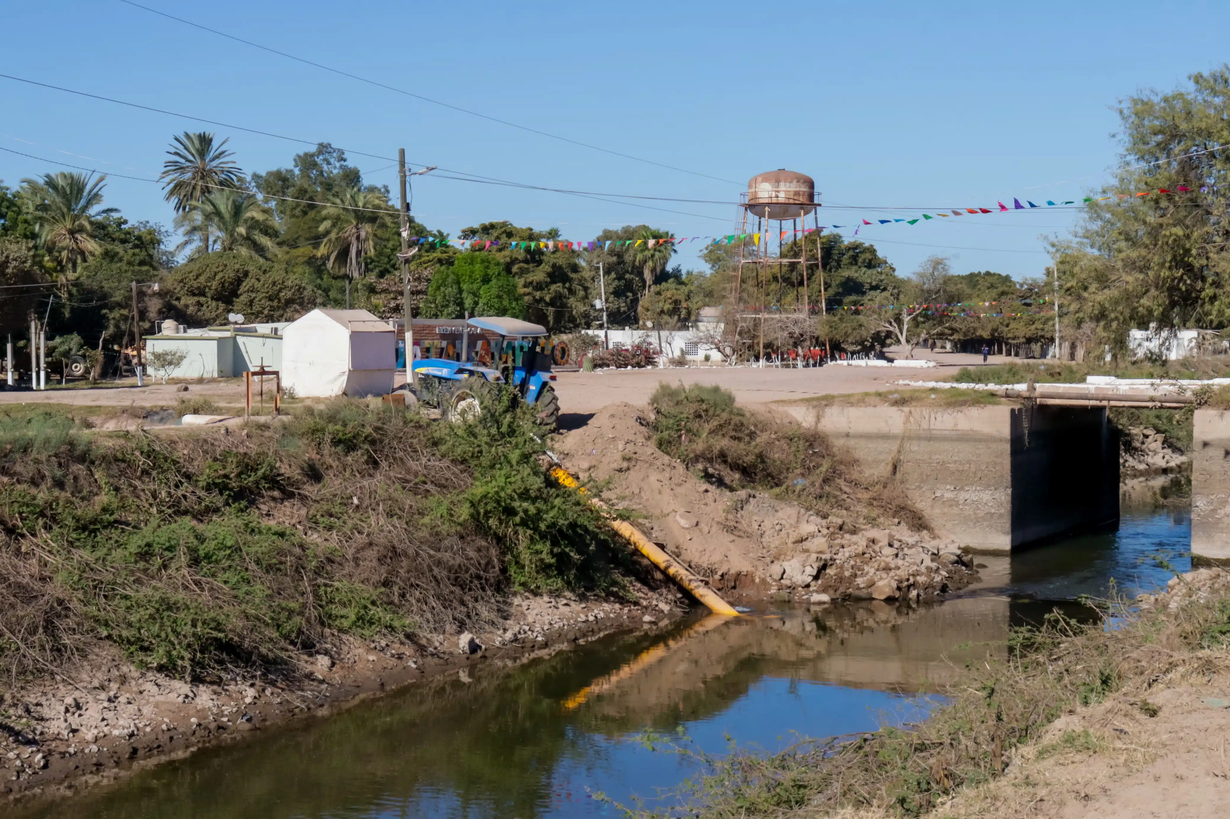 Bomba de agua en canal