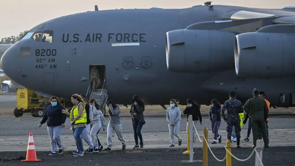 Costa Rica recibe vuelo con 135 migrantes deportados por Estados Unidos