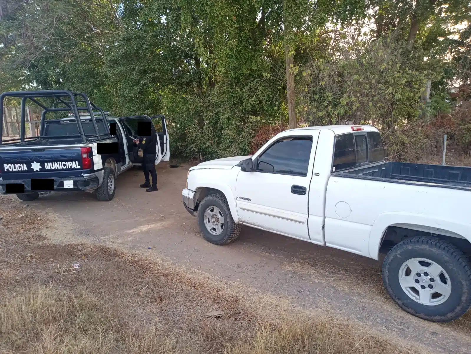 Cuerpos de Seguridad asegurando la camioneta robada en Culiacán