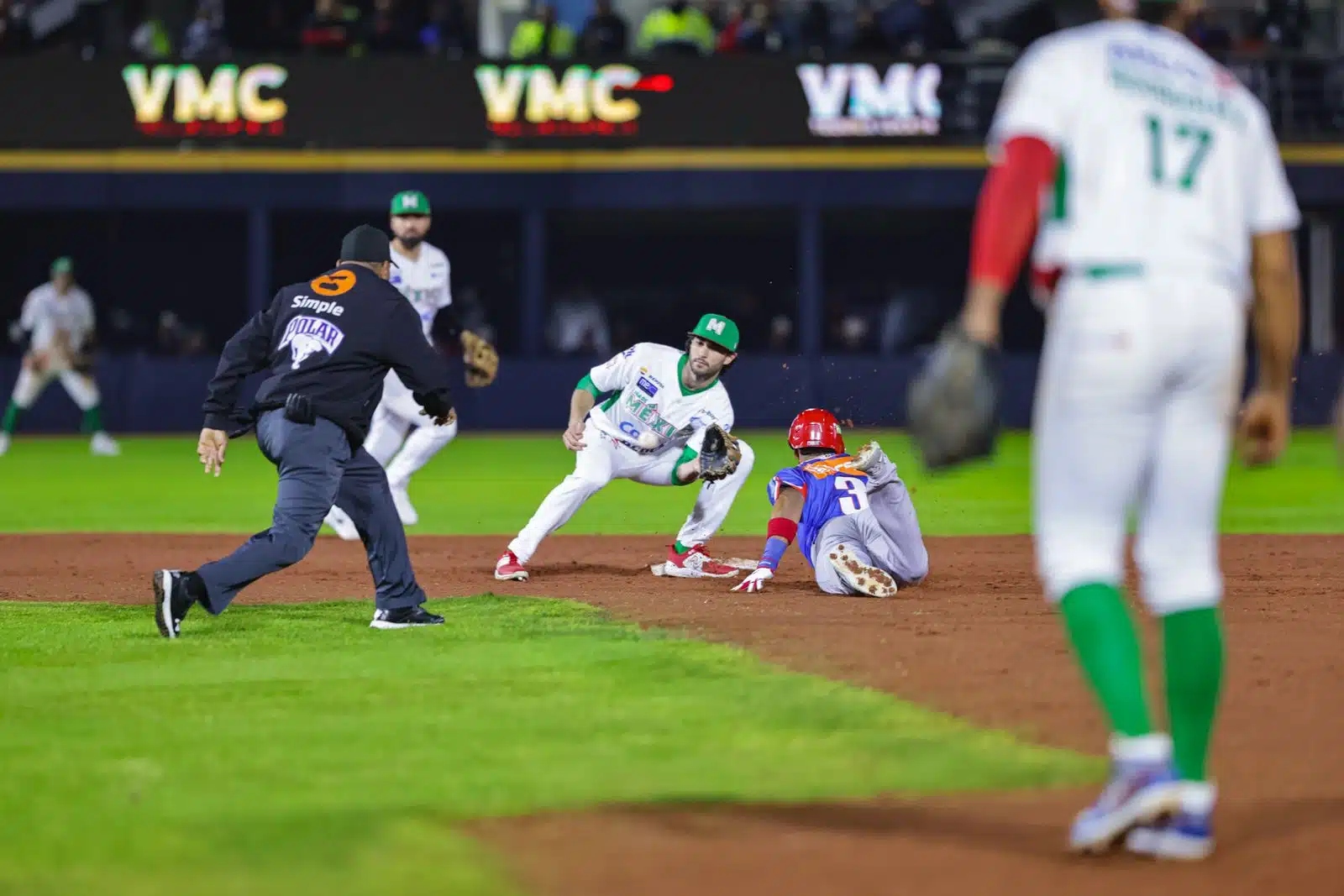 Eddie Rosario llegando barrido de cabeza a segunda en el juego contra México en la Serie del Caribe 2025