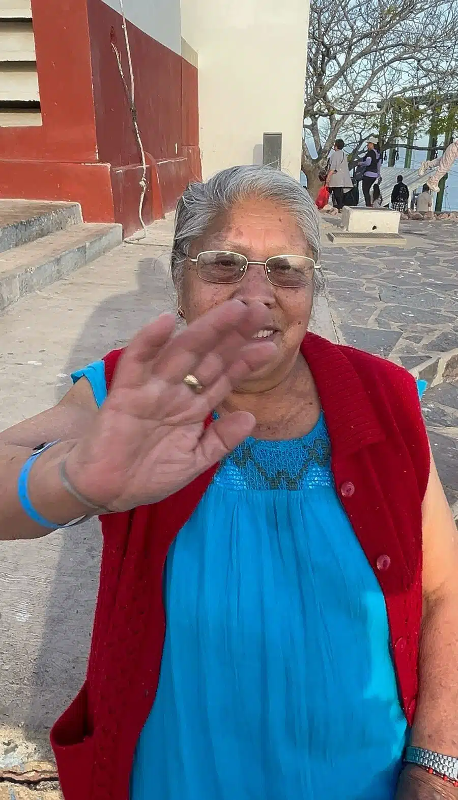 Doña Isabel disfrutando del faro de Mazatlán