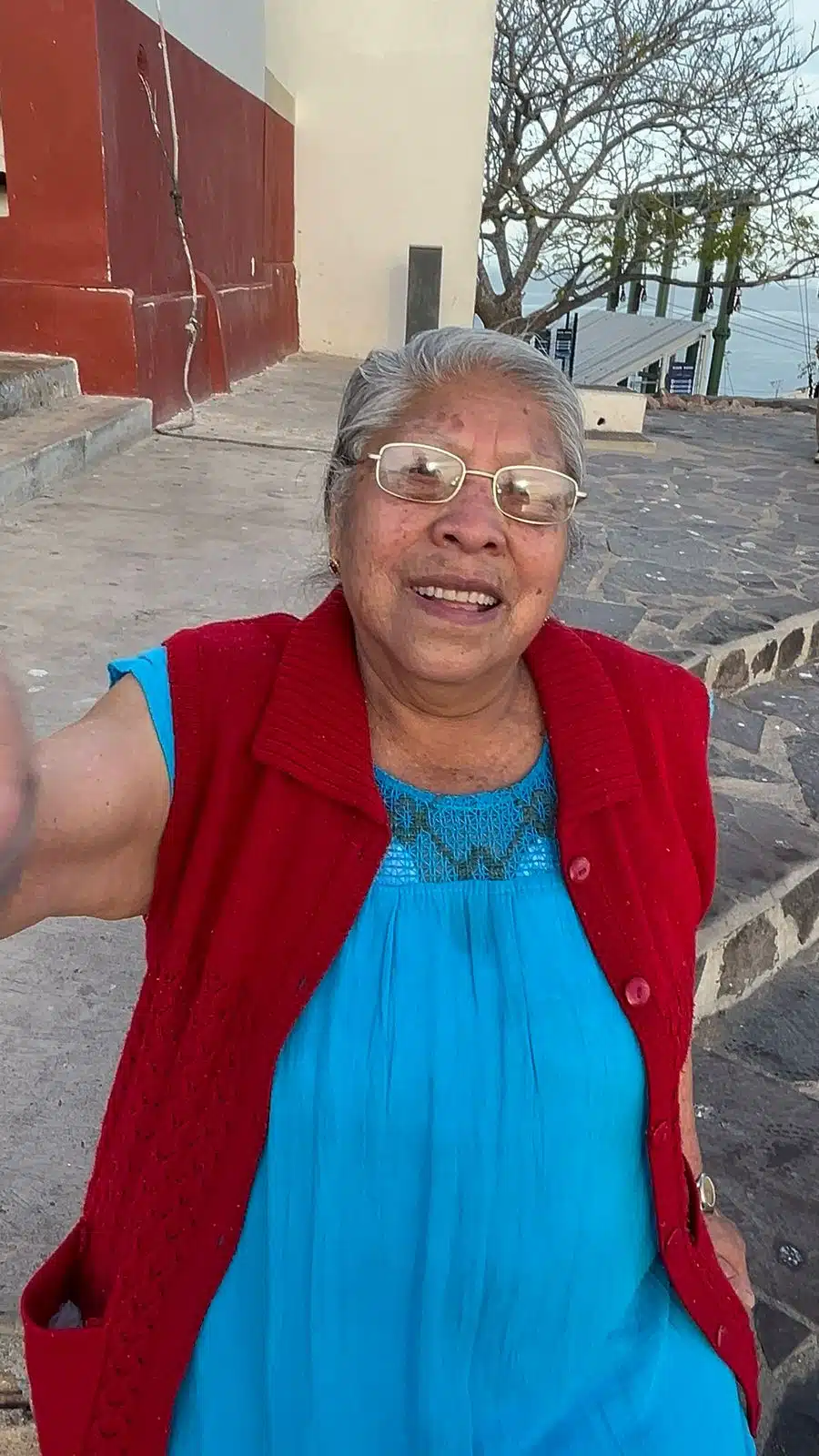 Doña Isabel disfrutando del faro de Mazatlán