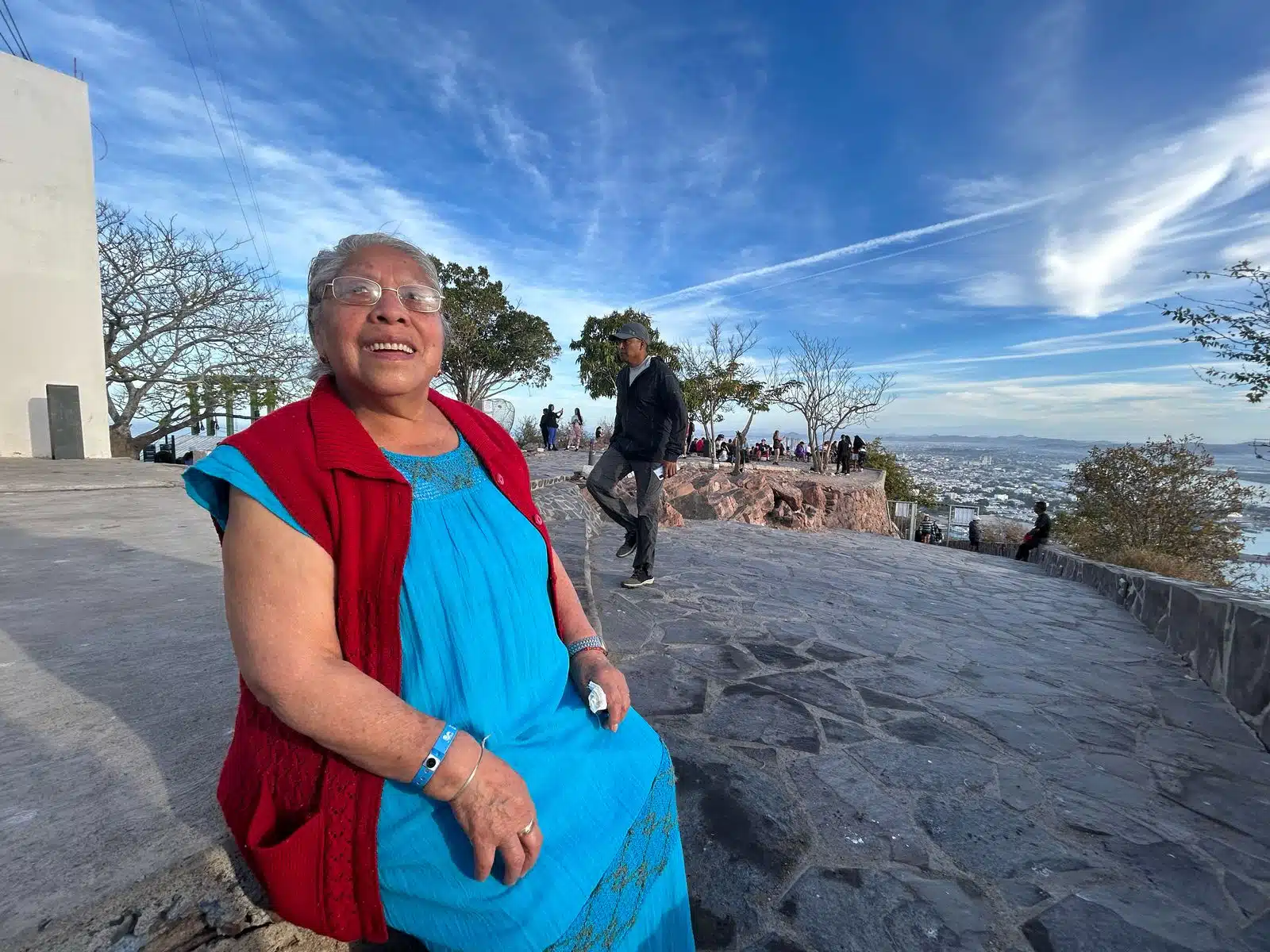 Doña Isabel disfrutando del faro de Mazatlán